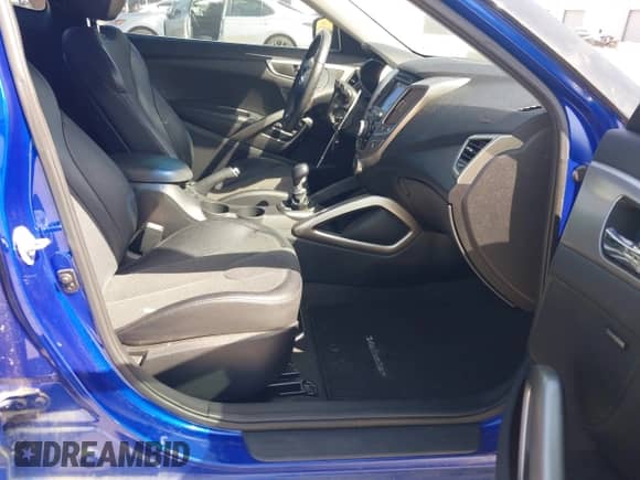 2012 Hyundai Veloster w/Gray Int z VIN KMHTC6AD5CU077688, wystawiony jako IAAI lot #42856328 z przebiegiem 54 849 mil mil oraz . Historia ofert i sprzedaży dostępna na DreamBid. Obrazek 5.