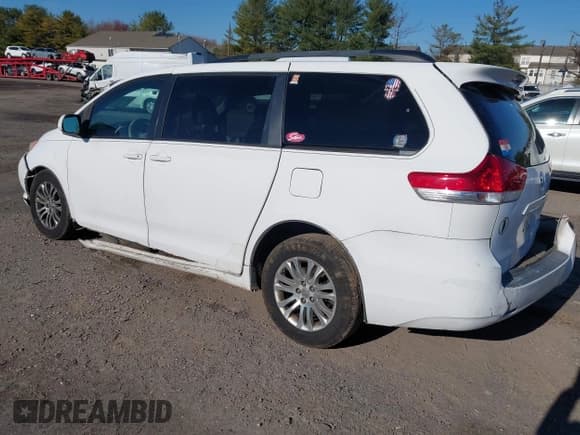 ✅ 2011 Toyota Sienna XLE • VIN: 5TDYK3DC7BS160928 • Lot: 43762409. Listed on IAAI with 121,844 mi. Free auction sales archive from the USA and detailed vehicle history report at DreamBid. Image 3.