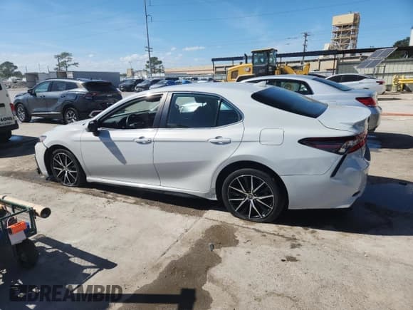 ✅ 2022 Toyota Camry SE • VIN: 4T1G11AK1NU062827 • Lot: 89730935. Wystawiony na Copart z przebiegiem 32 628 mil. Bezpłatny archiwum sprzedaży aukcyjnych z USA i szczegółowy raport historii pojazdu na DreamBid. Zdjęcie 2.
