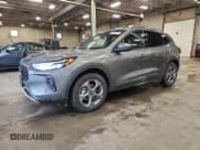 ✅ 2025 Ford Escape ST-Line Select • VIN: 1FMCU9NZ7SUA45585 • Lot: 65770245. Wystawiony na Copart z przebiegiem 5 368 mil. Bezpłatny archiwum sprzedaży aukcyjnych z USA i szczegółowy raport historii pojazdu na DreamBid. Zdjęcie 1.