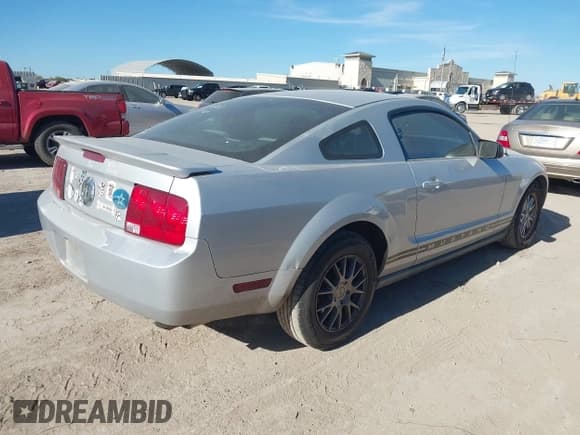 ✅ 2007 Ford Mustang Deluxe • VIN: 1ZVFT80NX75277292 • Lot: 43652705. Listed on IAAI with 216,027 mi. Free auction sales archive from the USA and detailed vehicle history report at DreamBid. Image 4.