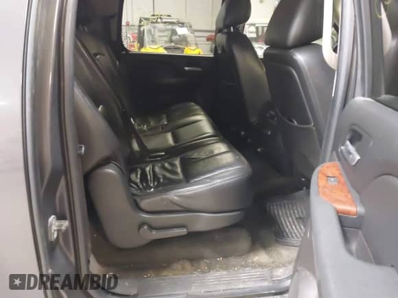 2010 Chevrolet Suburban LT z VIN 1GNUKJE36AR139025, wystawiony jako IAAI lot #41311327 z przebiegiem 201 955 mil mil oraz . Historia ofert i sprzedaży dostępna na DreamBid. Obrazek 8.