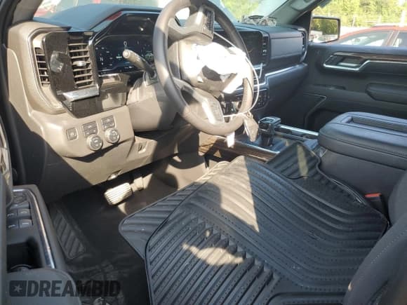 ✅ 2022 Chevrolet Silverado 1500 RST • VIN: 3GCUDEET9NG666055 • Lot: 65740525. Wystawiony na Copart z przebiegiem 9 999 mil. Bezpłatny archiwum sprzedaży aukcyjnych z USA i szczegółowy raport historii pojazdu na DreamBid. Zdjęcie 8.