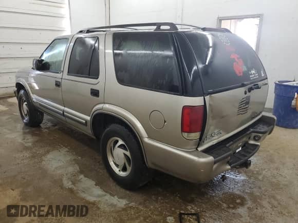 2001 Chevrolet Blazer LT z VIN 1GNDT13W81K237282, wystawiony jako Copart lot #77246084 z przebiegiem 200 614 mil mil oraz Szkoda całkowita • Salvage title. Historia ofert i sprzedaży dostępna na DreamBid. Obrazek 2.