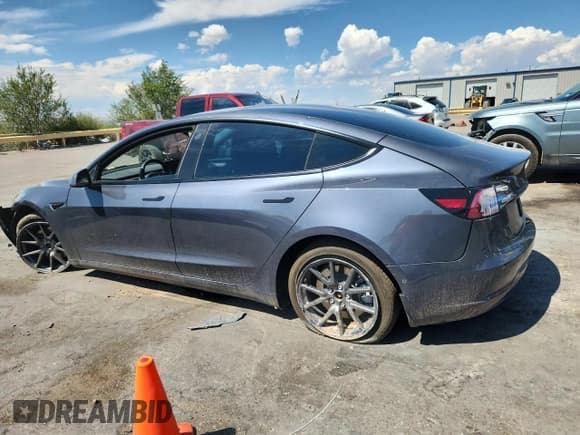 ✅ 2022 Tesla Model 3 Long Range • VIN: 5YJ3E1EB9NF243569 • Lot: 70670055. Wystawiony na Copart z przebiegiem Nie podano. Bezpłatny archiwum sprzedaży aukcyjnych z USA i szczegółowy raport historii pojazdu na DreamBid. Zdjęcie 2.