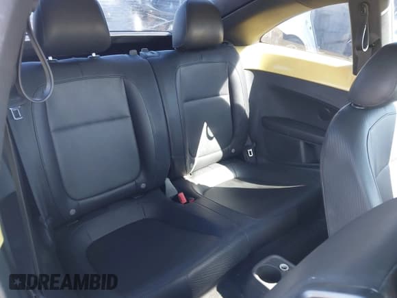 ✅ 2013 Volkswagen Beetle 2.5L • VIN: 3VWJP7AT8DM617745 • Lot: 43493323. Wystawiony na IAAI z przebiegiem 118 418 mil. Bezpłatny archiwum sprzedaży aukcyjnych z USA i szczegółowy raport historii pojazdu na DreamBid. Zdjęcie 8.