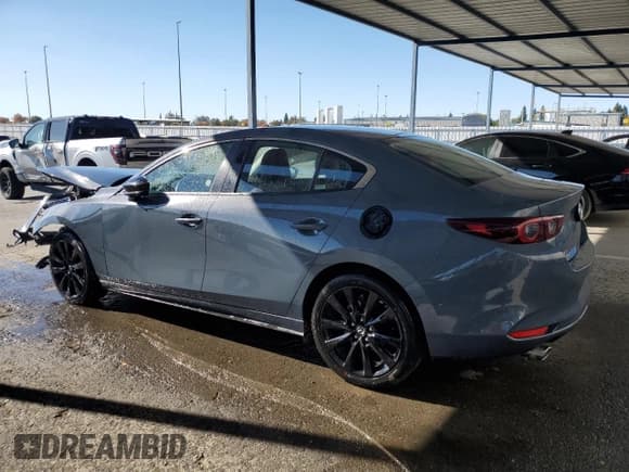 ✅ 2025 Mazda 3 S Carbon Edition • VIN: 3MZBPBCM6SM467726 • Lot: 90843435. Wystawiony na Copart z przebiegiem Nie podano. Bezpłatny archiwum sprzedaży aukcyjnych z USA i szczegółowy raport historii pojazdu na DreamBid. Zdjęcie 2.