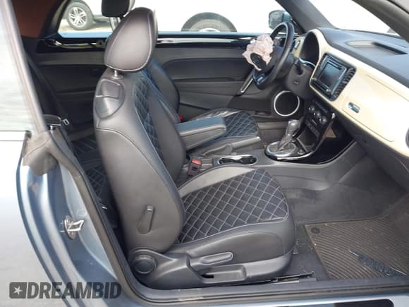 ✅ 2019 Volkswagen Beetle S • VIN: 3VW5DAAT1KM505762 • Lot: 42636158. Wystawiony na IAAI z przebiegiem 29 900 mil. Bezpłatny archiwum sprzedaży aukcyjnych z USA i szczegółowy raport historii pojazdu na DreamBid. Zdjęcie 5.