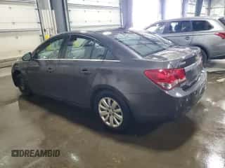 2011 Chevrolet Cruze LS z VIN 1G1PC5SH2B7126630, wystawiony jako Copart lot #69132675 z przebiegiem 136 760 mil mil oraz Szkoda całkowita • Salvage title. Historia ofert i sprzedaży dostępna na DreamBid. Obrazek 2.