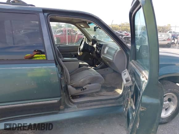 1997 Ford Explorer XLT с VIN 1FMDU35P1VUD27290, выставлен на аукционе IAAI как лот 43546783 с пробегом 307 524 миль миль и . История ставок и продаж доступна на DreamBid. Изображение 5.