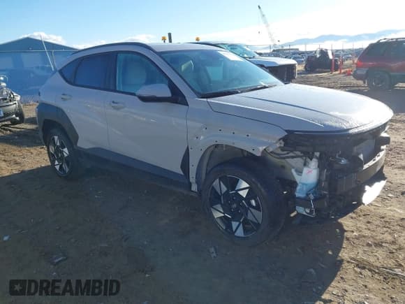 ✅ 2025 Hyundai Kona SEL • VIN: KM8HBCAB1SU310910 • Лот: 43537364. Опубликован ранее на IAAI с пробегом 11 283 миль. Бесплатный доступ к архиву аукционных продаж из США и подробный отчёт об истории автомобиля на DreamBid. Изображение 1.