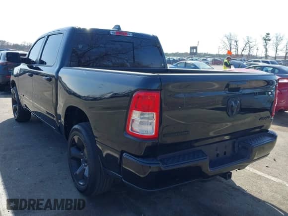 2019 Ram 1500 Big Horn z VIN 1C6RRFFG1KN917238, wystawiony jako IAAI lot #41812100 z przebiegiem 28 407 mil mil oraz . Historia ofert i sprzedaży dostępna na DreamBid. Obrazek 3.