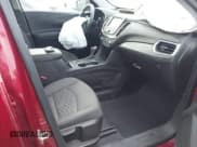 ✅ 2018 Chevrolet Equinox LT • VIN: 2GNAXJEV9J6120504 • Lot: 43581747. Wystawiony na IAAI z przebiegiem 37 790 mil. Bezpłatny archiwum sprzedaży aukcyjnych z USA i szczegółowy raport historii pojazdu na DreamBid. Zdjęcie 5.