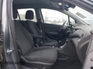 ✅ 2020 Chevrolet Trax LS • VIN: 3GNCJKSB9LL159716 • Lot: 43704981. Wystawiony na IAAI z przebiegiem 84 930 mil. Bezpłatny archiwum sprzedaży aukcyjnych z USA i szczegółowy raport historii pojazdu na DreamBid. Zdjęcie 5.