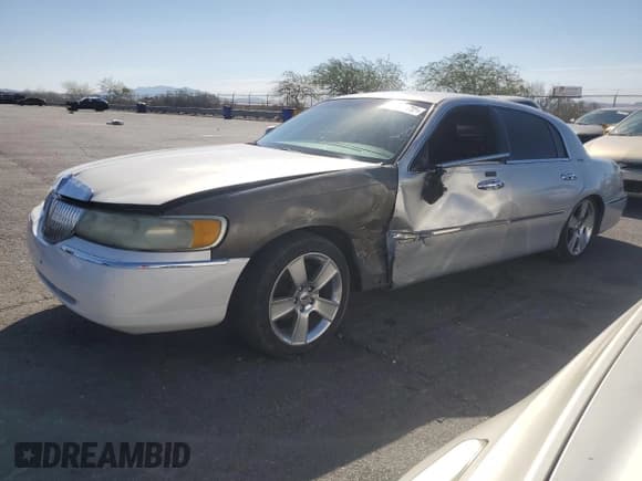 ✅ 2000 Lincoln Town Car Executive • VIN: 1LNHM81W9YY908643 • Lot: 68047715. Listed on Copart with 129,499 mi. Free auction sales archive from the USA and detailed vehicle history report at DreamBid. Image 1.