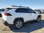 ✅ 2022 Toyota RAV4 XLE • VIN: 2T3W1RFV5NC211195 • Лот: 82268035. Опубликован ранее на Copart с пробегом 24 859 миль. Бесплатный доступ к архиву аукционных продаж из США и подробный отчёт об истории автомобиля на DreamBid. Изображение 3.