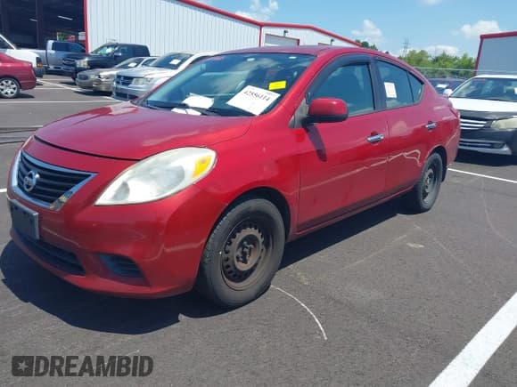 ✅ 2013 Nissan Versa SV • VIN: 3N1CN7AP2DL824175 • Lot: 42556114. Wystawiony na IAAI z przebiegiem 211 081 mil. Bezpłatny archiwum sprzedaży aukcyjnych z USA i szczegółowy raport historii pojazdu na DreamBid. Zdjęcie 2.