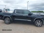 ✅ 2024 Toyota Tundra 1794 Edition • VIN: 5TFMC5DB2RX051652 • Lot: 39763219. Wystawiony na IAAI z przebiegiem 3 356 mil. Bezpłatny archiwum sprzedaży aukcyjnych z USA i szczegółowy raport historii pojazdu na DreamBid. Zdjęcie 12.