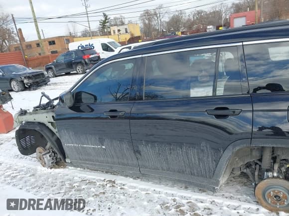 ✅ 2024 Jeep Grand Cherokee Altitude • VIN: 1C4RJKAG2R8575310 • Lot: 41093188. Listed on IAAI with 4,919 mi. Free auction sales archive from the USA and detailed vehicle history report at DreamBid. Image 13.