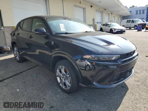 2024 Dodge Hornet R/T z VIN ZACPDFCW0R3A33570, wystawiony jako Copart lot #68434565 z przebiegiem Nie podano mil oraz Czysty tytuł • Clean title. Historia ofert i sprzedaży dostępna na DreamBid. Obrazek 4.