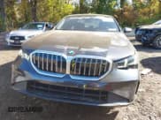 ✅ 2025 BMW 5 Series 530i xDrive • VIN: WBA53FJ07SCU42951 • Лот: 43526193. Опубликован ранее на IAAI с пробегом 5 611 миль. Бесплатный доступ к архиву аукционных продаж из США и подробный отчёт об истории автомобиля на DreamBid. Изображение 13.