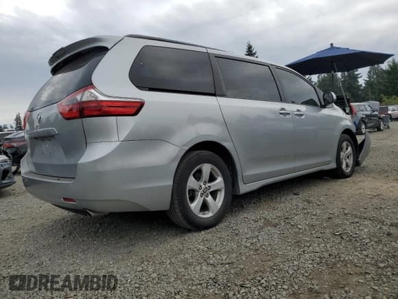 ✅ 2020 Toyota Sienna LE Auto Access Seat • VIN: 5TDKZ3DC2LS068886 • Лот: 86167765. Опубликован ранее на Copart с пробегом 122 962 миль. Бесплатный доступ к архиву аукционных продаж из США и подробный отчёт об истории автомобиля на DreamBid. Изображение 3.