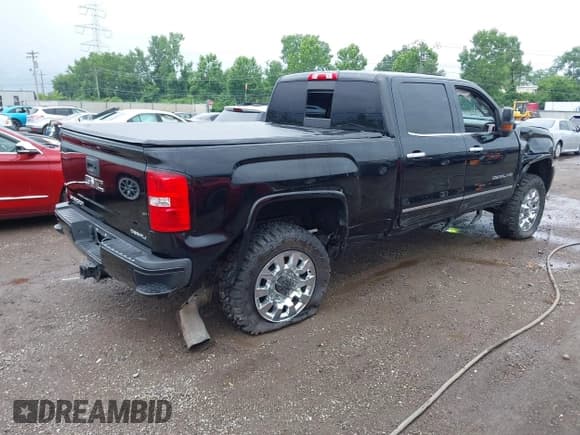 ✅ 2017 GMC Sierra 2500HD Denali • VIN: 1GT12UEY8HF213419 • Лот: 42720346. Опубликован ранее на IAAI с пробегом 169 799 миль. Бесплатный доступ к архиву аукционных продаж из США и подробный отчёт об истории автомобиля на DreamBid. Изображение 4.