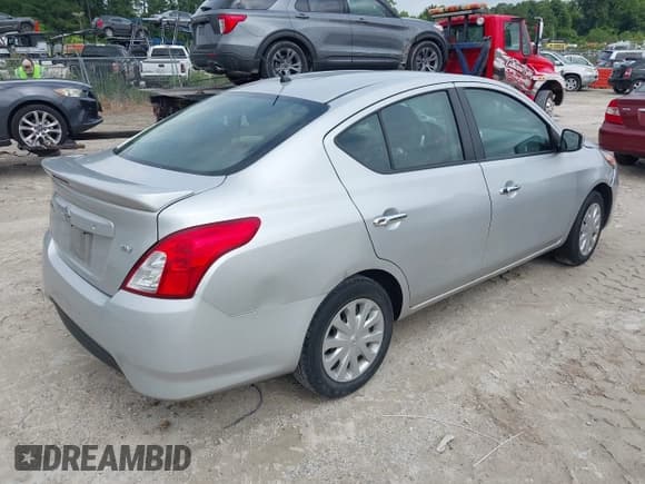 ✅ 2019 Nissan Versa S Plus • VIN: 3N1CN7AP6KL865163 • Lot: 42380823. Wystawiony na IAAI z przebiegiem 187 188 mil. Bezpłatny archiwum sprzedaży aukcyjnych z USA i szczegółowy raport historii pojazdu na DreamBid. Zdjęcie 4.