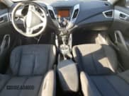 ✅ 2013 Hyundai Veloster w/Black Int • VIN: KMHTC6AD1DU167566 • Lot: 82826274. Wystawiony na Copart z przebiegiem 193 818 mil. Bezpłatny archiwum sprzedaży aukcyjnych z USA i szczegółowy raport historii pojazdu na DreamBid. Zdjęcie 8.