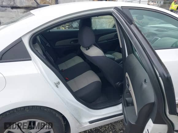 2014 Chevrolet Cruze LS с VIN 1G1PA5SG2E7340003, выставлен на аукционе IAAI как лот 43199350 с пробегом 123 646 миль миль и . История ставок и продаж доступна на DreamBid. Изображение 8.