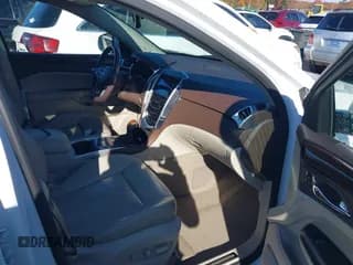 ✅ 2016 Cadillac SRX Premium Collection • VIN: 3GYFNDE3XGS527031 • Lot: 43653571. Wystawiony na IAAI z przebiegiem 42 613 mil. Bezpłatny archiwum sprzedaży aukcyjnych z USA i szczegółowy raport historii pojazdu na DreamBid. Zdjęcie 5.