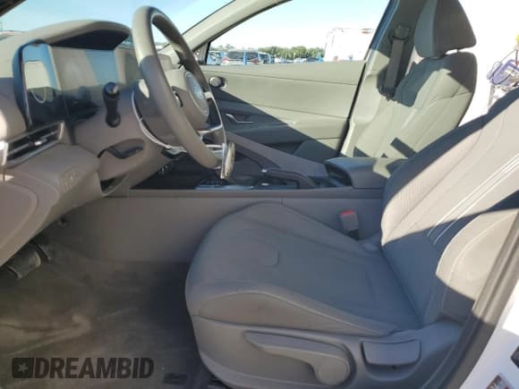 ✅ 2024 Hyundai Elantra SEL • VIN: KMHLM4DG8RU663043 • Lot: 91246805. Wystawiony na Copart z przebiegiem 39 494 mil. Bezpłatny archiwum sprzedaży aukcyjnych z USA i szczegółowy raport historii pojazdu na DreamBid. Zdjęcie 7.