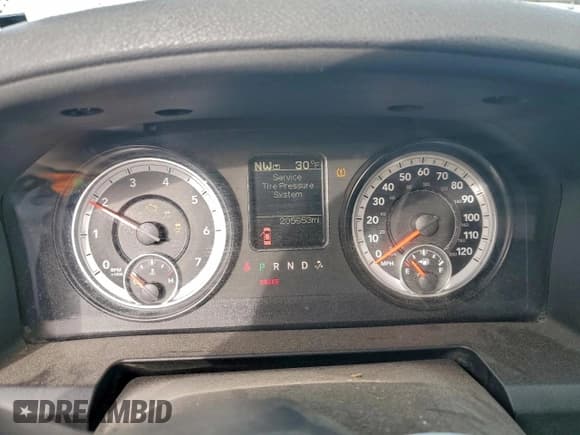 ✅ 2015 Ram 1500 Express • VIN: 1C6RR7FT7FS664565 • Lot: 95901925. Wystawiony na Copart z przebiegiem 205 653 mil. Bezpłatny archiwum sprzedaży aukcyjnych z USA i szczegółowy raport historii pojazdu na DreamBid. Zdjęcie 9.