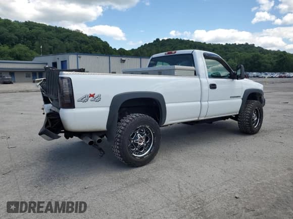 ✅ 2005 GMC Sierra 2500HD Work Truck • VIN: 1GTHK24UX5E300743 • Лот: 60832704. Опубликован ранее на Copart с пробегом 111 667 миль. Бесплатный доступ к архиву аукционных продаж из США и подробный отчёт об истории автомобиля на DreamBid. Изображение 3.