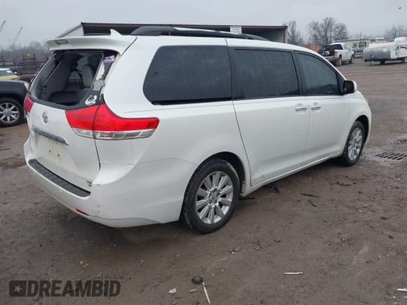 ✅ 2011 Toyota Sienna XLE • VIN: 5TDDK3DC8BS010051 • Lot: 41405424. Listed on IAAI with 293,348 mi. Free auction sales archive from the USA and detailed vehicle history report at DreamBid. Image 4.