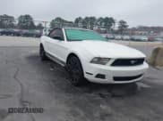 ✅ 2012 Ford Mustang V6 • VIN: 1ZVBP8EMXC5273420 • Lot: 43741870. Wystawiony na IAAI z przebiegiem 225 666 mil. Bezpłatny archiwum sprzedaży aukcyjnych z USA i szczegółowy raport historii pojazdu na DreamBid. Zdjęcie 1.