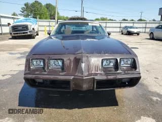✅ 1981 Pontiac Firebird • VIN: 1G2AS87A9BL129453 • Lot: 53831225. Wystawiony na Copart z przebiegiem 33 001 mil. Bezpłatny archiwum sprzedaży aukcyjnych z USA i szczegółowy raport historii pojazdu na DreamBid. Zdjęcie 5.