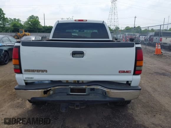 ✅ 2005 GMC Sierra 2500HD SLT • VIN: 1GTHK23255F811576 • Lot: 42496815. Listed on IAAI with 285,652 mi. Free auction sales archive from the USA and detailed vehicle history report at DreamBid. Image 15.