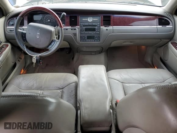 ✅ 2005 Lincoln Town Car Signature Limited • VIN: 1LNHM82W25Y665655 • Лот: 91290975. Опубликован ранее на Copart с пробегом 538 165 миль. Бесплатный доступ к архиву аукционных продаж из США и подробный отчёт об истории автомобиля на DreamBid. Изображение 8.