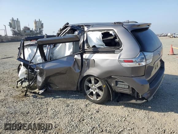 ✅ 2019 Toyota Sienna SE • VIN: 5TDXZ3DC2KS974301 • Lot: 67789565. Wystawiony na Copart z przebiegiem Nie podano. Bezpłatny archiwum sprzedaży aukcyjnych z USA i szczegółowy raport historii pojazdu na DreamBid. Zdjęcie 2.