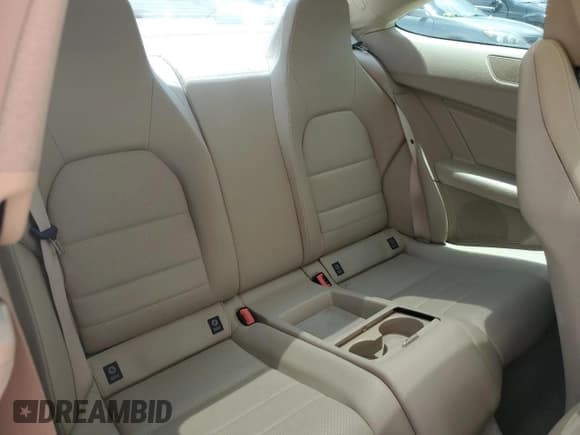 ✅ 2012 Mercedes-Benz C 250 • VIN: WDDGJ4HB0CF820966 • Lot: 63697624. Wystawiony na Copart z przebiegiem 136 741 mil. Bezpłatny archiwum sprzedaży aukcyjnych z USA i szczegółowy raport historii pojazdu na DreamBid. Zdjęcie 10.