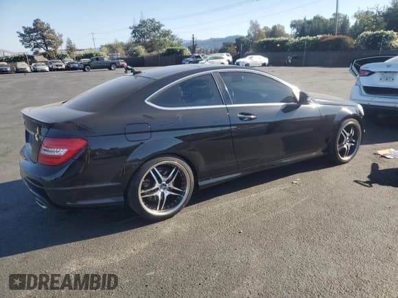✅ 2015 Mercedes-Benz C 350 • VIN: WDDGJ5HBXFG415458 • Lot: 70704365. Wystawiony na Copart z przebiegiem 146 219 mil. Bezpłatny archiwum sprzedaży aukcyjnych z USA i szczegółowy raport historii pojazdu na DreamBid. Zdjęcie 3.