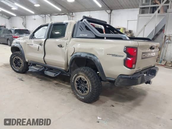 2023 Chevrolet Colorado 4WD ZR2 z VIN 1GCPTFEK4P1215680, wystawiony jako IAAI lot #43174110 z przebiegiem 29 585 mil mil oraz . Historia ofert i sprzedaży dostępna na DreamBid. Obrazek 3.