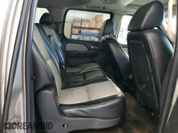 ✅ 2007 Chevrolet Suburban LT • VIN: 3GNFK16397G261510 • Lot: 87250215. Listed on Copart with 379,098 mi. Free auction sales archive from the USA and detailed vehicle history report at DreamBid. Image 11.