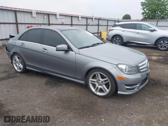 ✅ 2013 Mercedes-Benz C 300 Sport • VIN: WDDGF8AB8DG083241 • Lot: 42333079. Wystawiony na IAAI z przebiegiem 109 419 mil. Bezpłatny archiwum sprzedaży aukcyjnych z USA i szczegółowy raport historii pojazdu na DreamBid. Zdjęcie 1.