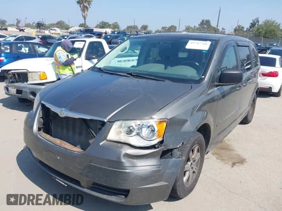 ✅ 2010 Chrysler Town & Country LX • VIN: 2A4RR2D1XAR454463 • Lot: 42747766. Wystawiony na IAAI z przebiegiem 167 700 mil. Bezpłatny archiwum sprzedaży aukcyjnych z USA i szczegółowy raport historii pojazdu na DreamBid. Zdjęcie 17.