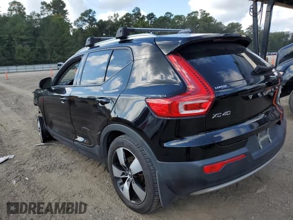 ✅ 2021 Volvo XC40 Momentum • VIN: YV4AC2HK7M2557086 • Lot: 83830365. Wystawiony na Copart z przebiegiem 42 402 mil. Bezpłatny archiwum sprzedaży aukcyjnych z USA i szczegółowy raport historii pojazdu na DreamBid. Zdjęcie 2.