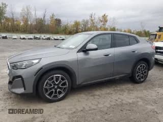 ✅ 2025 BMW X2 xDrive28i • VIN: WBX63GM02S5251566 • Lot: 85503705. Wystawiony na Copart z przebiegiem 4 798 mil. Bezpłatny archiwum sprzedaży aukcyjnych z USA i szczegółowy raport historii pojazdu na DreamBid. Zdjęcie 1.
