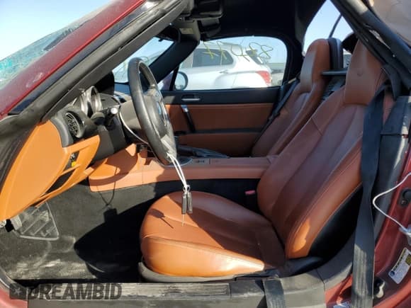 ✅ 2006 Mazda MX-5 Miata Touring • VIN: JM1NC25F660110677 • Lot: 87522265. Wystawiony na Copart z przebiegiem 82 077 mil. Bezpłatny archiwum sprzedaży aukcyjnych z USA i szczegółowy raport historii pojazdu na DreamBid. Zdjęcie 7.