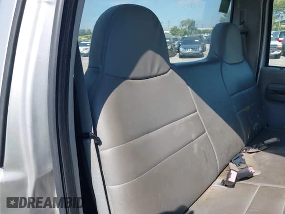 ✅ 2005 Ford F-250 XL • VIN: 1FTNF20515EC71137 • Lot: 43313926. Wystawiony na IAAI z przebiegiem 42 061 mil. Bezpłatny archiwum sprzedaży aukcyjnych z USA i szczegółowy raport historii pojazdu na DreamBid. Zdjęcie 8.